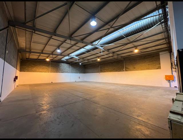 620M² WAREHOUSE TO LET IN LASER PARK